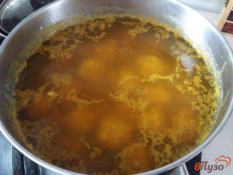Фото приготовление рецепта: Суп с фрикадельками и вермишелью на грибном бульоне шаг №6