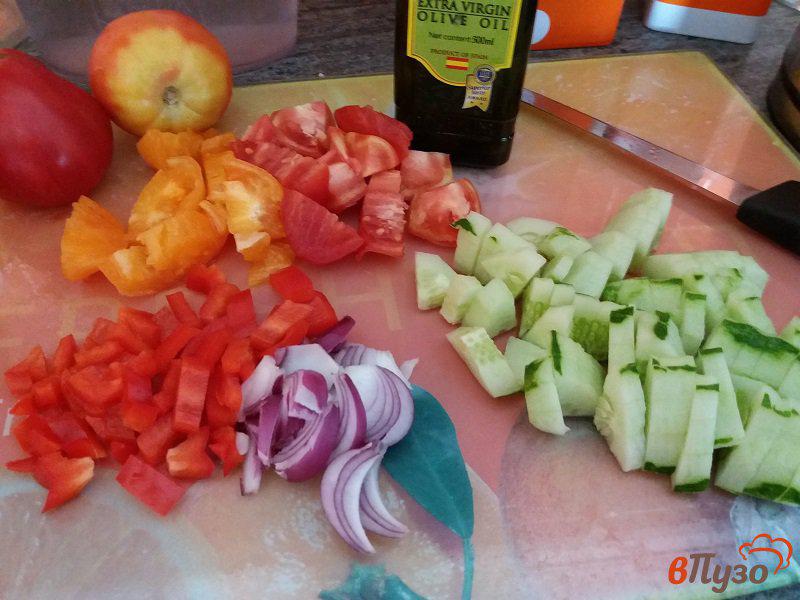 Фото приготовление рецепта: Овощной салат с оливковым маслом шаг №2