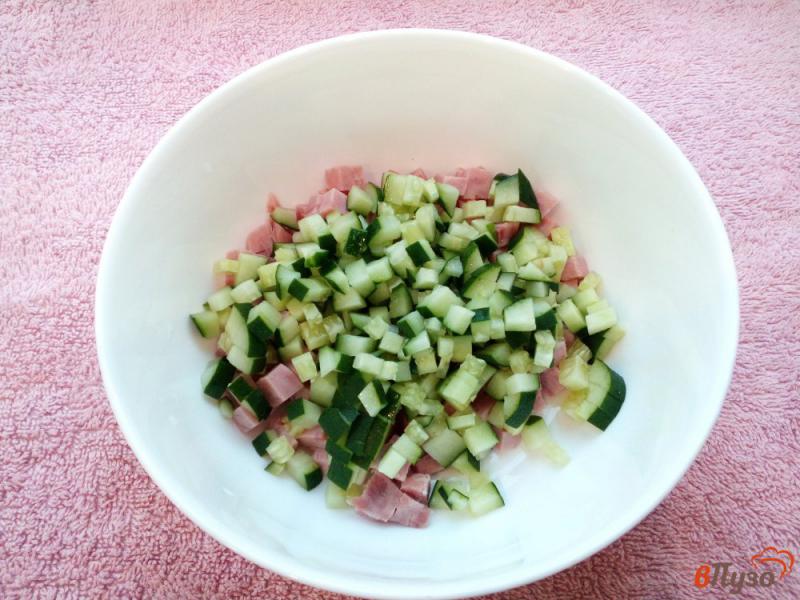 Фото приготовление рецепта: Салат с горошком и ветчиной шаг №3