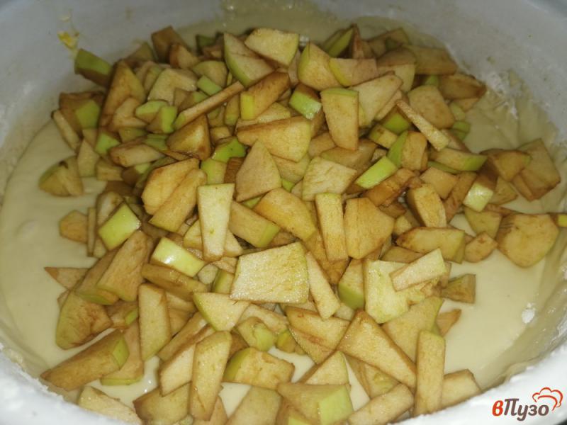 Фото приготовление рецепта: Сдобный пирог с яблоками шаг №8