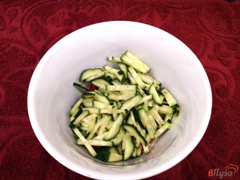Фото приготовление рецепта: Овощной салат с грудинкой и сыром шаг №2