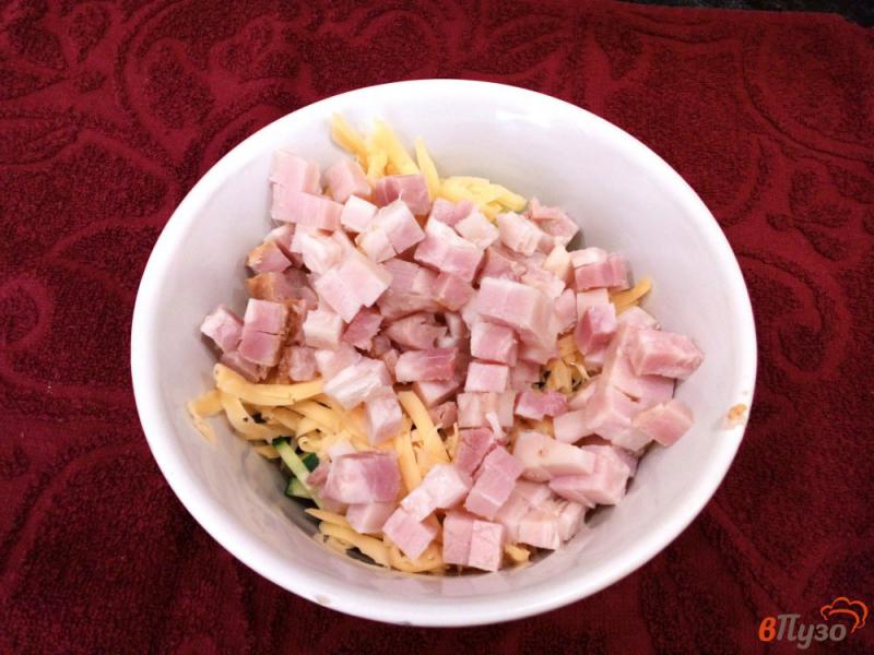 Фото приготовление рецепта: Овощной салат с грудинкой и сыром шаг №4
