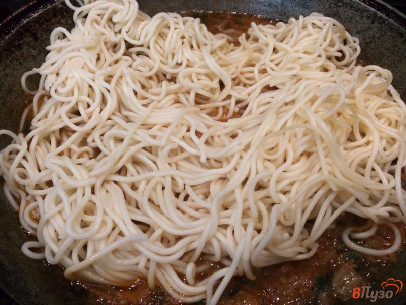Фото приготовление рецепта: Спагетти со свиной мякотью и тертым помидором шаг №7