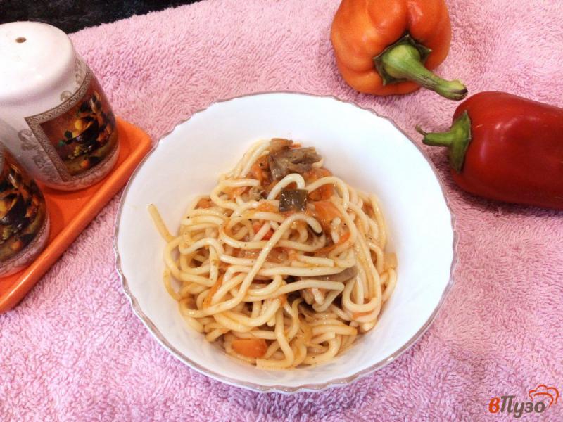 Фото приготовление рецепта: Спагетти со свиной мякотью и тертым помидором шаг №8