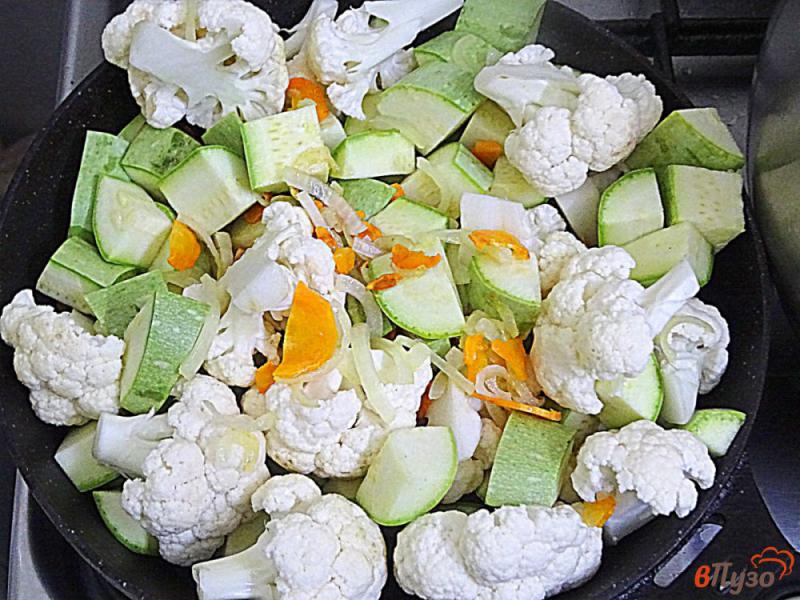 Фото приготовление рецепта: Рагу из цветной капусты и кабачка шаг №6