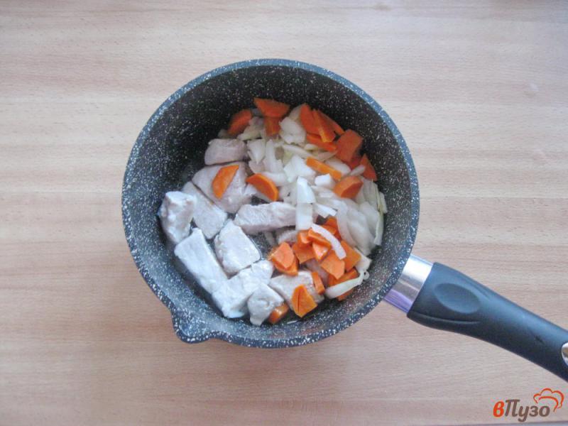 Фото приготовление рецепта: Свинина с картофелем и баклажаном шаг №2