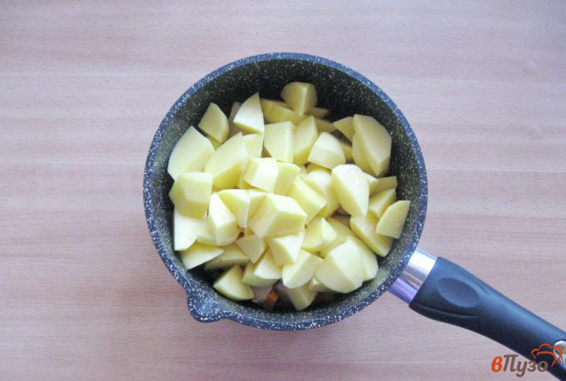 Фото приготовление рецепта: Свинина с картофелем и баклажаном шаг №3