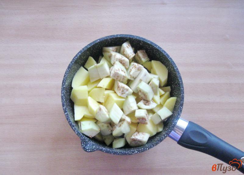 Фото приготовление рецепта: Свинина с картофелем и баклажаном шаг №4