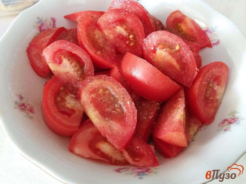 Фото приготовление рецепта: Салат из помидоров и красного лука шаг №4