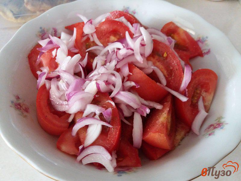 Фото приготовление рецепта: Салат из помидоров и красного лука шаг №5