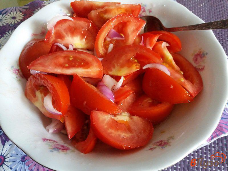 Фото приготовление рецепта: Салат из помидоров и красного лука шаг №6