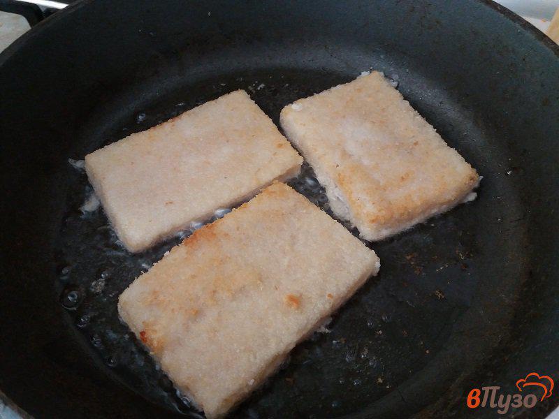 Фото приготовление рецепта: Жаренное филе трески  с сыром в панировке шаг №3