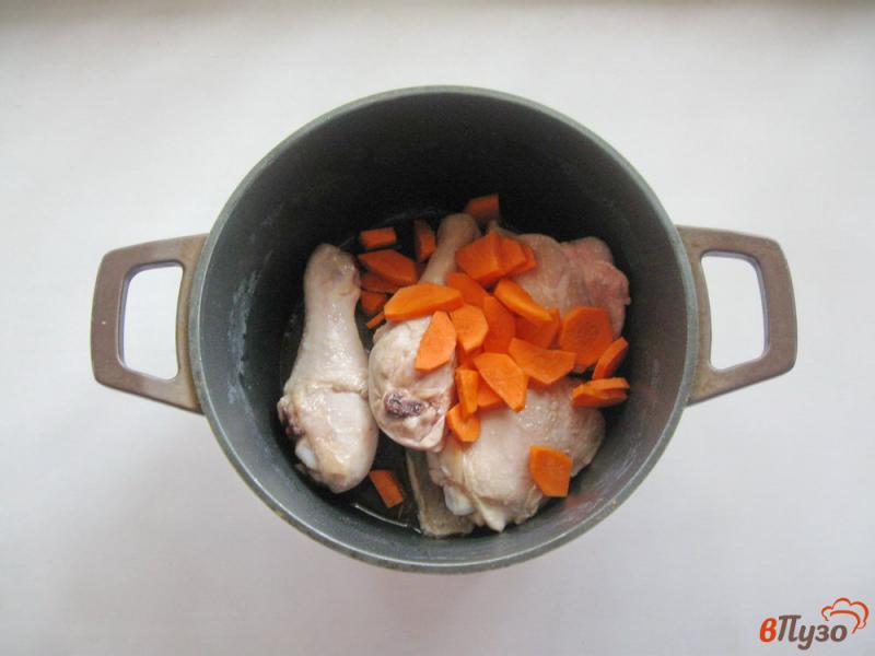 Фото приготовление рецепта: Курица с картофелем и кабачками шаг №2
