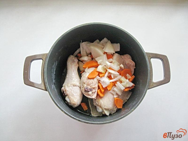 Фото приготовление рецепта: Курица с картофелем и кабачками шаг №3