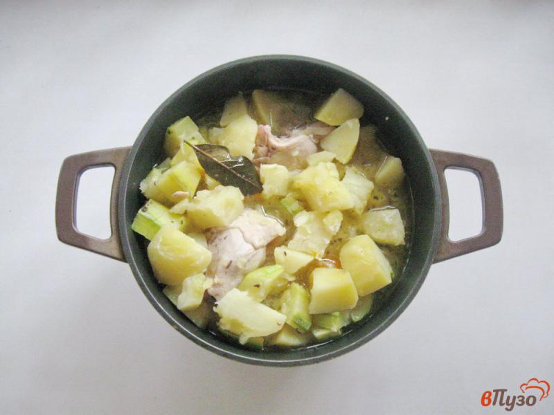 Фото приготовление рецепта: Курица с картофелем и кабачками шаг №6
