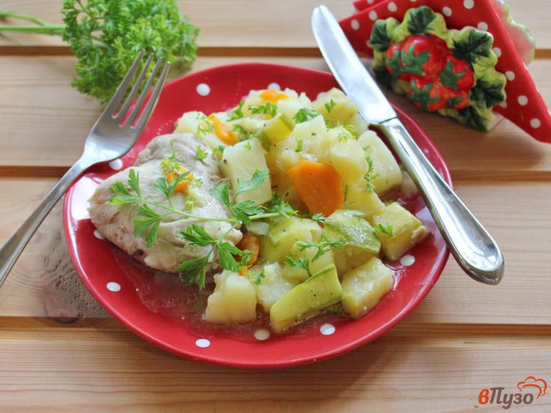 Фото приготовление рецепта: Курица с картофелем и кабачками шаг №7