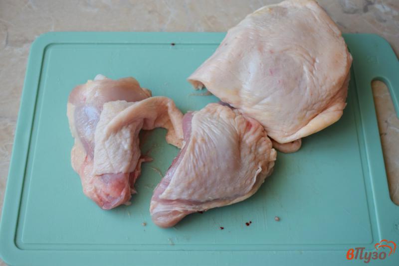 Фото приготовление рецепта: Куриные бедра тушеные с луком шаг №1