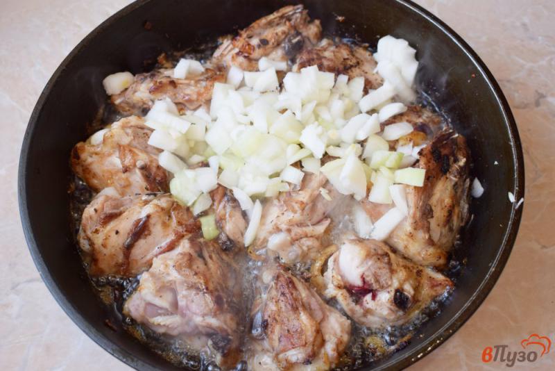 Фото приготовление рецепта: Куриные бедра тушеные с луком шаг №4