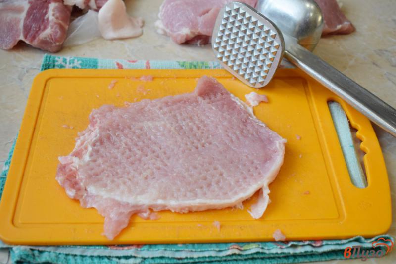 Фото приготовление рецепта: Свиные отбивные с грибами в духовке шаг №1