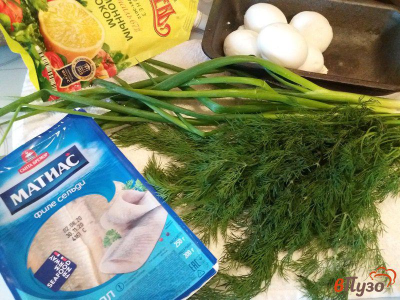 Фото приготовление рецепта: Салат из сельди с яйцом шаг №1