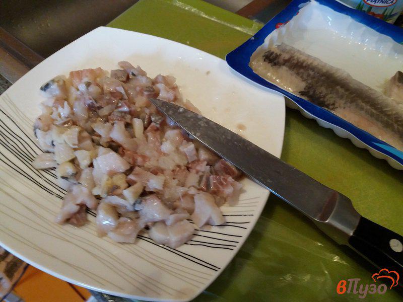 Фото приготовление рецепта: Салат из сельди с яйцом шаг №3