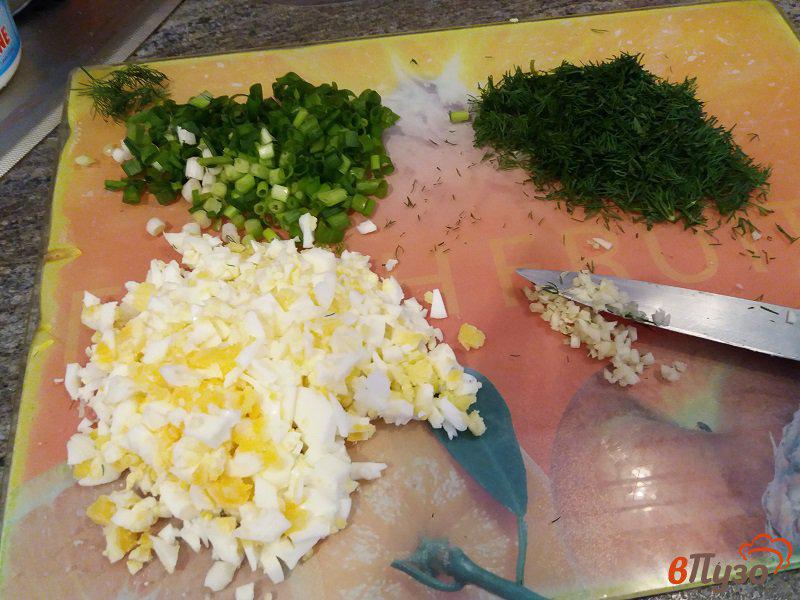 Фото приготовление рецепта: Салат из сельди с яйцом шаг №2