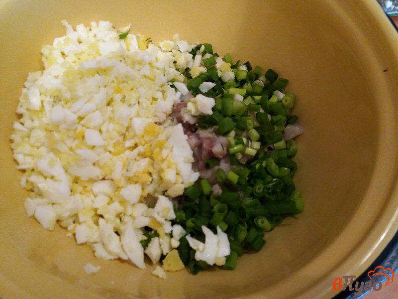 Фото приготовление рецепта: Салат из сельди с яйцом шаг №4