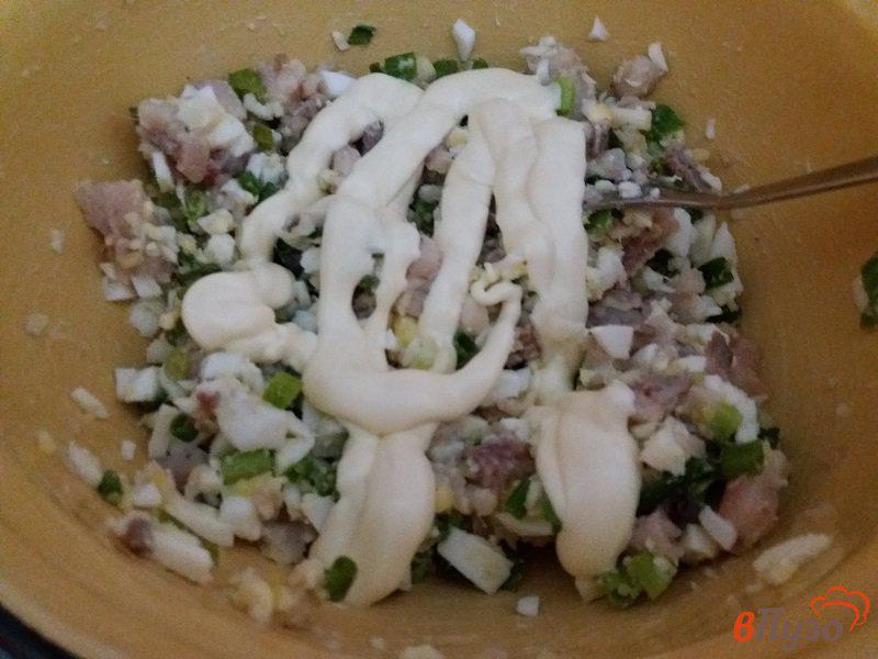 Фото приготовление рецепта: Салат из сельди с яйцом шаг №5