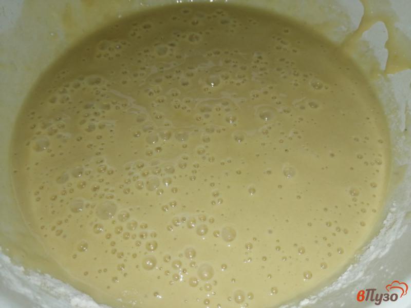 Фото приготовление рецепта: Бисквитный пирог с яблоками и изюмом шаг №5