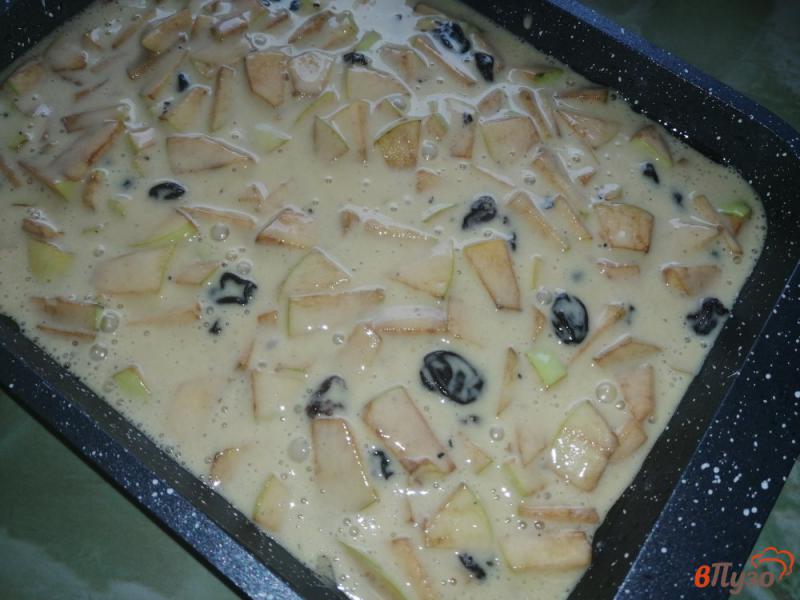 Фото приготовление рецепта: Бисквитный пирог с яблоками и изюмом шаг №10