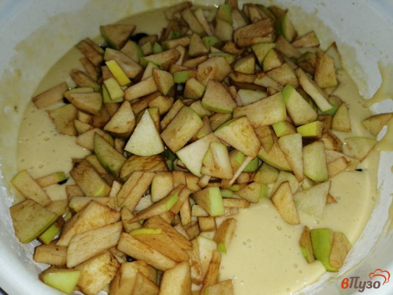Фото приготовление рецепта: Бисквитный пирог с яблоками и изюмом шаг №8