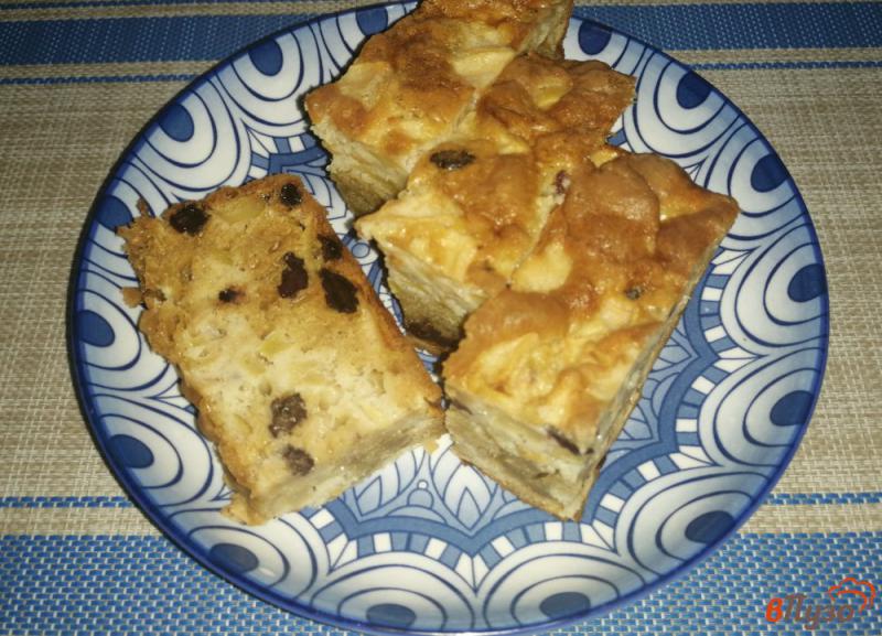 Фото приготовление рецепта: Бисквитный пирог с яблоками и изюмом шаг №13