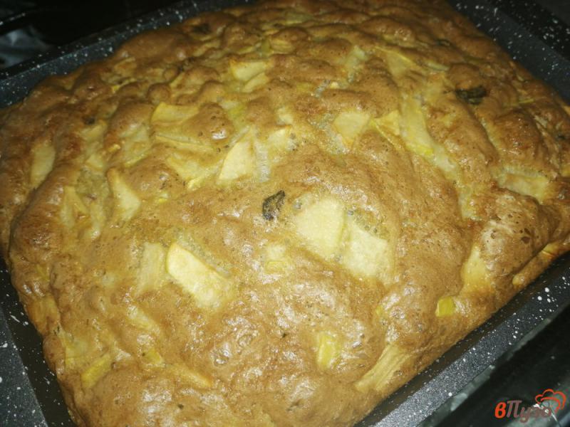 Фото приготовление рецепта: Бисквитный пирог с яблоками и изюмом шаг №11