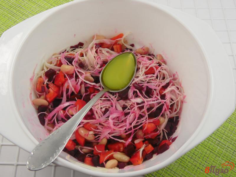 Фото приготовление рецепта: Салат свекольный с капустой и фасолью шаг №5