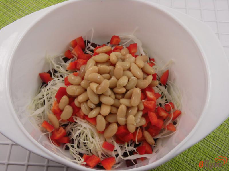 Фото приготовление рецепта: Салат свекольный с капустой и фасолью шаг №4