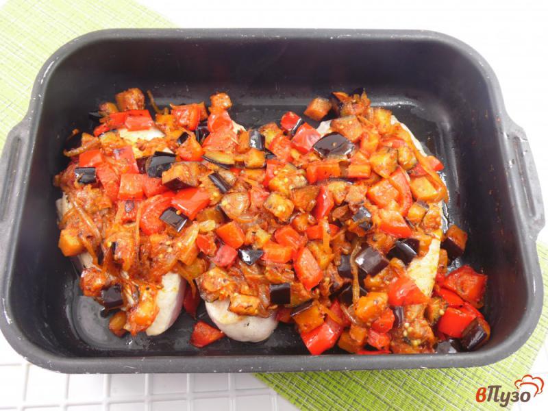 Фото приготовление рецепта: Стейки из индейки с овощами в духовке шаг №5