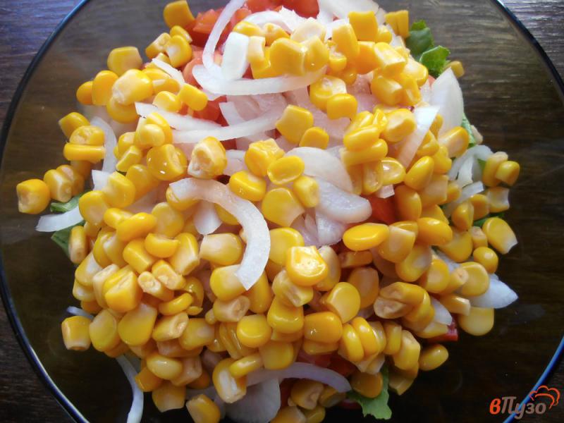 Фото приготовление рецепта: Салат из редиса и кукурузы шаг №5