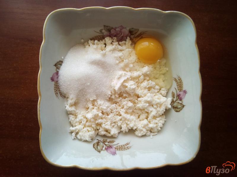 Фото приготовление рецепта: Сырники с кокосовой стружкой и шоколадным соусом шаг №1