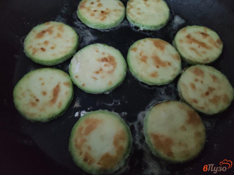 Фото приготовление рецепта: Жареные кабачки с помидорами шаг №3