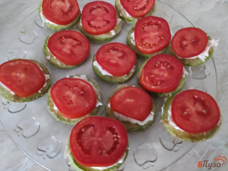 Фото приготовление рецепта: Жареные кабачки с помидорами шаг №8