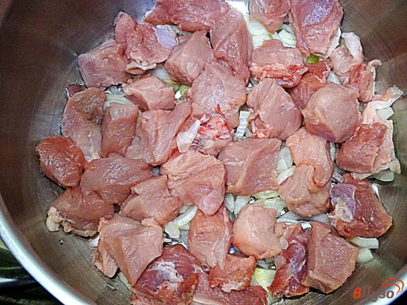 Фото приготовление рецепта: Свинина с овощами в собственном соку шаг №3
