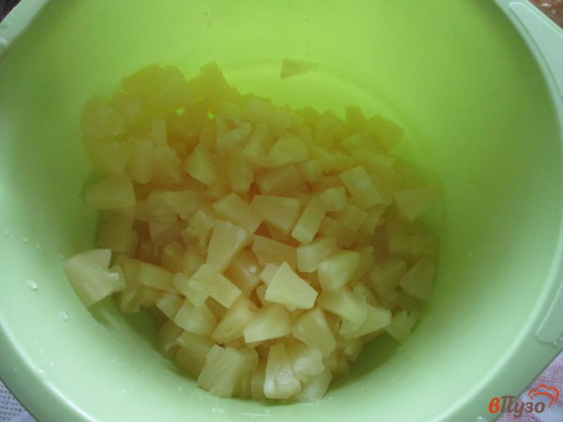 Фото приготовление рецепта: Салат с ананасом и курицей шаг №1