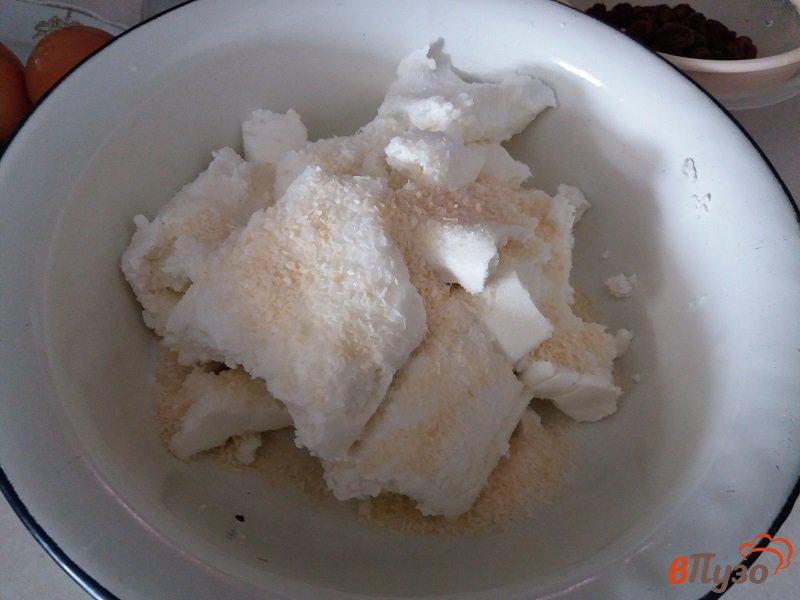 Фото приготовление рецепта: Сырники-творожники с кокосом и изюмом шаг №1