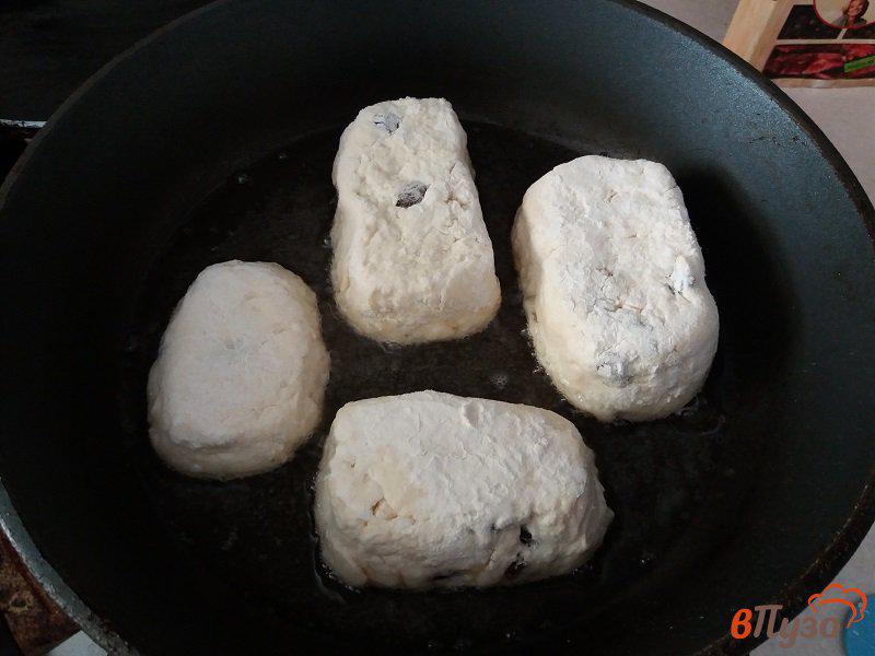 Фото приготовление рецепта: Сырники-творожники с кокосом и изюмом шаг №6