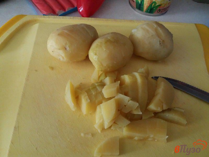 Фото приготовление рецепта: Картофельный салат с крабовыми палочками шаг №2