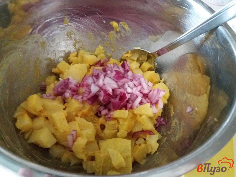 Фото приготовление рецепта: Картофельный салат с крабовыми палочками шаг №4