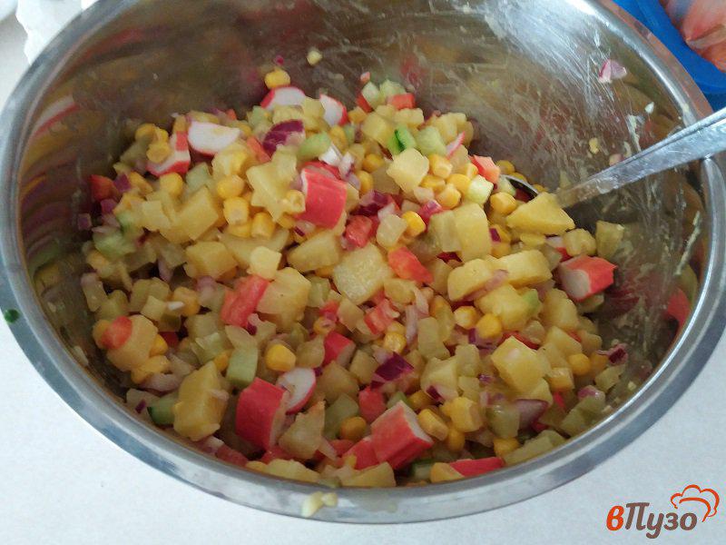 Фото приготовление рецепта: Картофельный салат с крабовыми палочками шаг №10