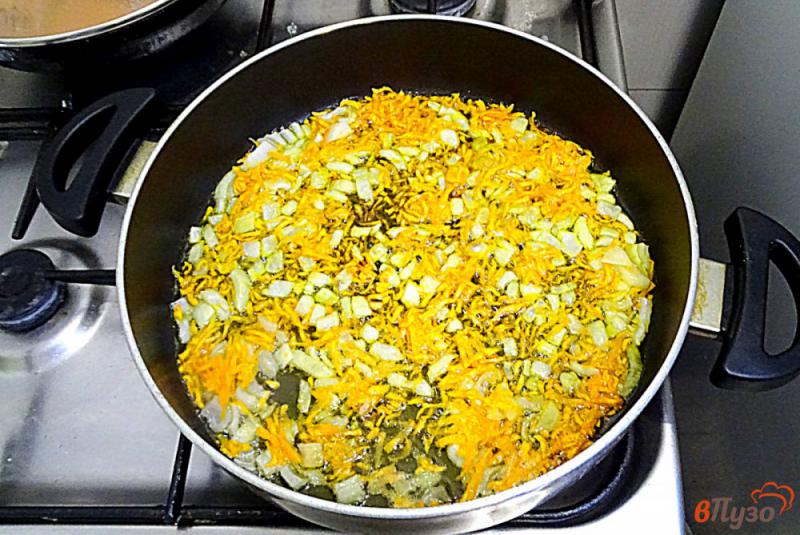 Фото приготовление рецепта: Классическая тушёная капуста на сковороде шаг №4