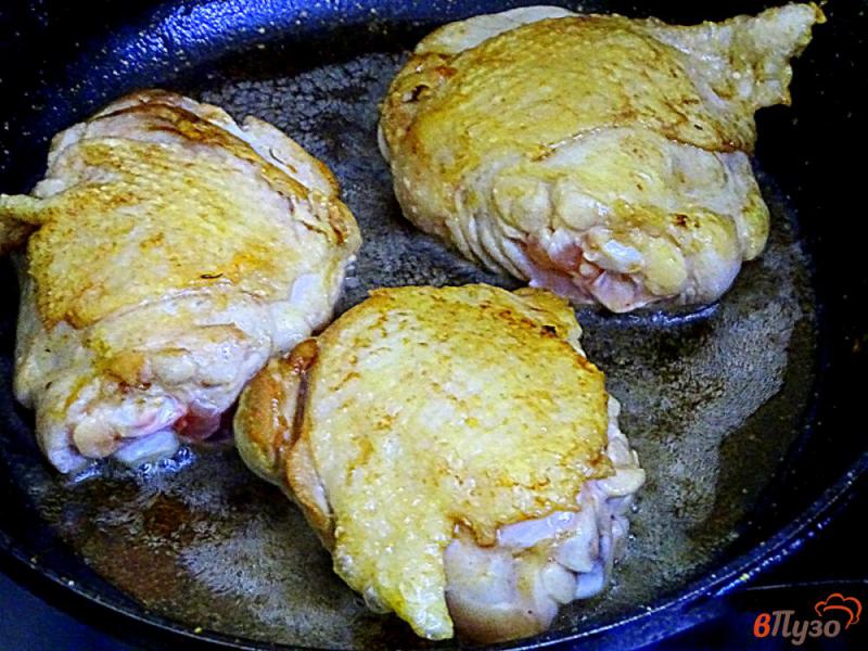 Фото приготовление рецепта: Куриные бёдра в томатном соусе шаг №2