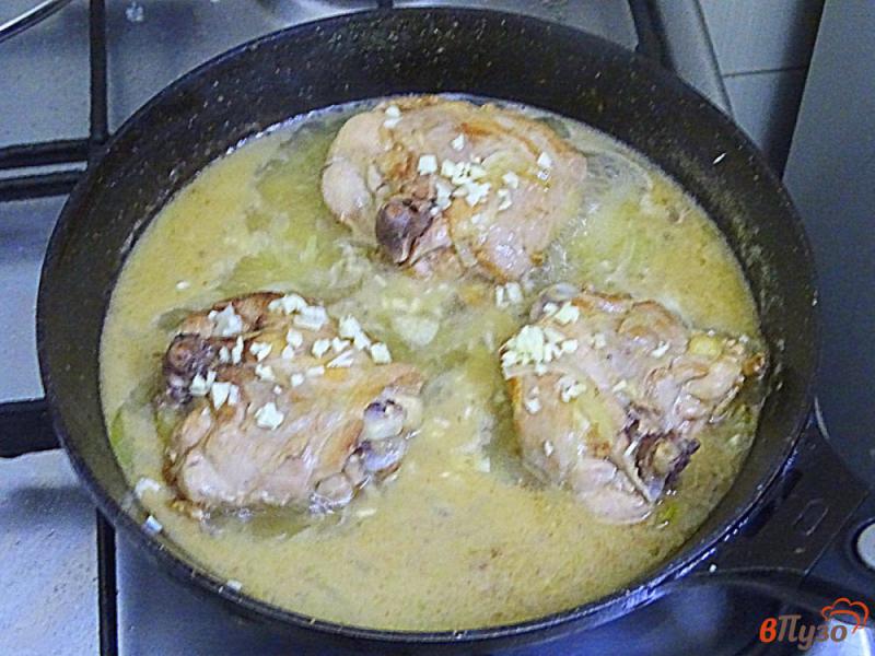 Фото приготовление рецепта: Куриные бёдра в томатном соусе шаг №6